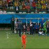 Goleiro holandês Cillessen chuta garrafas de água após ser substituído antes da disputa de pênaltis contra a Costa Rica