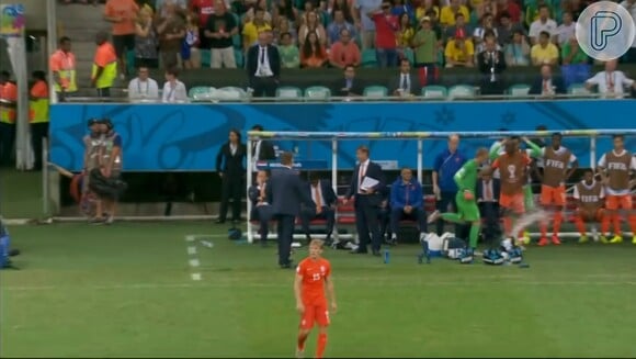 Goleiro holandês Cillessen chuta garrafas de água após ser substituído antes da disputa de pênaltis contra a Costa Rica
