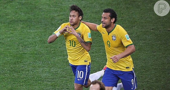 Neymar comemora segundo gol contra a Croácia fazendo coraçãozinho ao lado de Fred Guedes