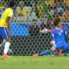 Guilhermo Ochoa é o grande destaque do jogo México x Brasil pela primeira fase da Copa do Mundo. O goleiro, que está desemprgado, teve boa atuação e segurou os chutes brasileiros, garantindo o empate em 0 a 0