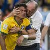 Luís Felipe Scolari consola Thiago Silva, que chora muito antes das cobranças de pênaltis contra o Chile. Após a partida, o capitão do Brasil foi muito criticado pela imprensa pelo fato de se emocionar muito em campo