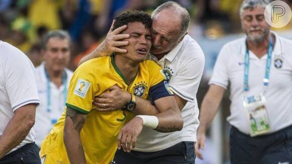 Luís Felipe Scolari consola Thiago Silva, que chora muito antes das cobranças de pênaltis contra o Chile. Após a partida, o capitão do Brasil foi muito criticado pela imprensa pelo fato de se emocionar muito em campo