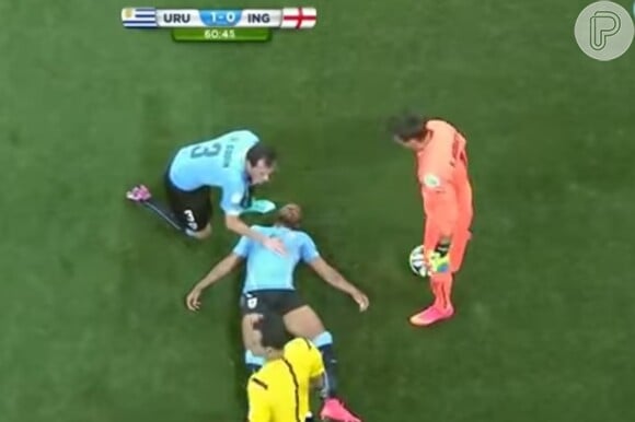 O uruguaio Álvaro Pereira desmaia em campo durante o jogo contra a Inglaterra. Após ser atendido pelos médicos, ele seria substituído, mas se recusou a deixar a partida e voltou a jogar