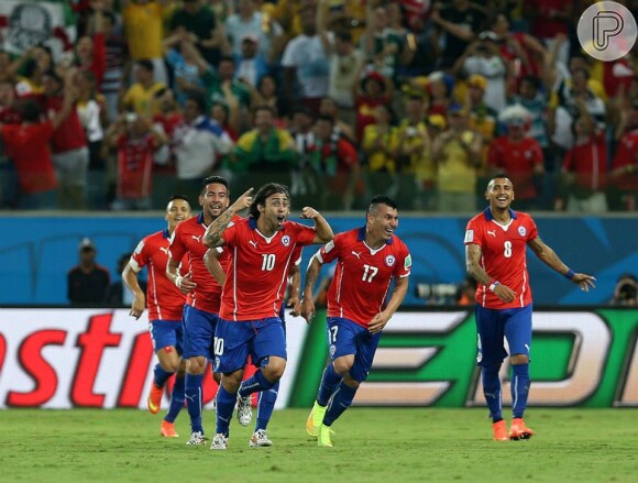 Jorge Valdívia, conhecido como El Mago, comemora gol do Chile fazendo sinal de maluco. O Brasil teve um jogo apertado contra a seleção do país vizinho