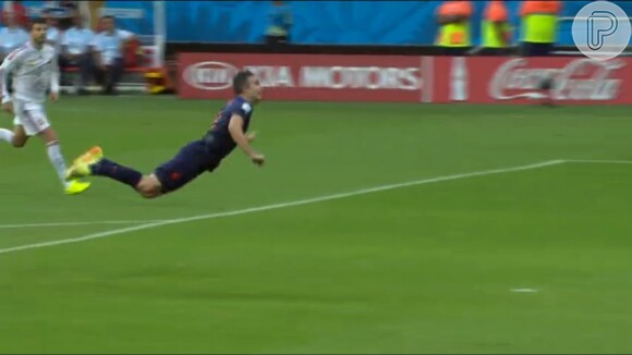 Van Persie mergulha para fazer gol contra a Espanha e vira mania na internet. Usuários de todo o mundo posaram imitando o craque e reuniram as fotos na hashtag #persiesing