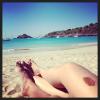 Luciano Huck posta foto em praia paradisíaca com a perna colada a da mulher, Angélica, em 2 de fevereiro de 2013