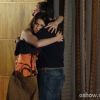 Virgílio (Humberto Martins) chega ao apartamento de Luiza (Bruna Marquezine) e ela o abraça, sem saber o real motivo da visita do pai, na novela 'Em Família'