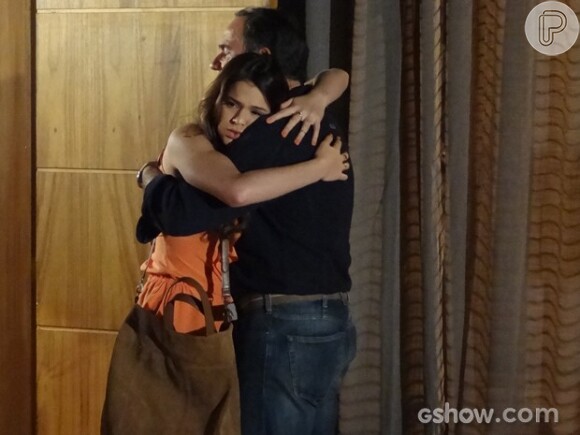 Virgílio (Humberto Martins) chega ao apartamento de Luiza (Bruna Marquezine) e ela o abraça, sem saber o real motivo da visita do pai, na novela 'Em Família'