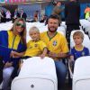 Fernanda Lima, Rodrigo Hilbert e os filhos gêmeos, João e Francisco, assistiram à abertura da Copa do Mundo (17 de junho de 2014)