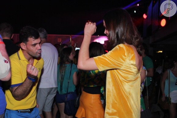 Na pista de dança, o ator Juliano Cazarré mostrou gingado ao lado de sua mulher, a bióloga Letícia Bastos