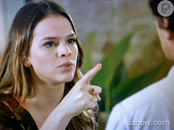 Luiza (Bruna Marquezine) reclama com Laerte (Gabriel Braga Nunes) sobre escolha de Shirley (Vivianne Pasmanter) como madrinha do casamento
