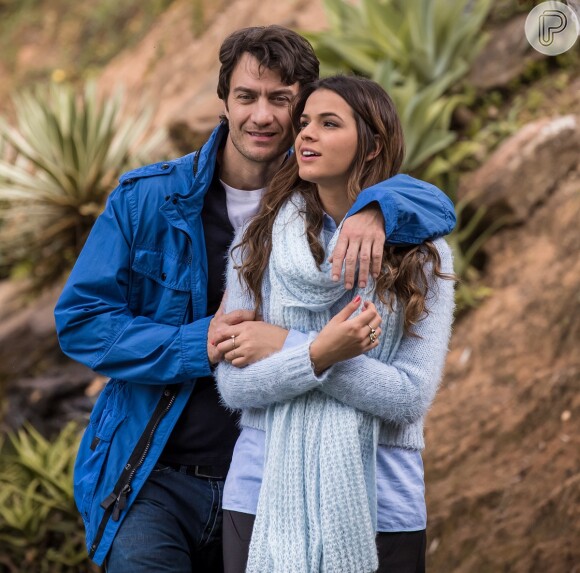 Laerte (Gabriel Braga Nunes) e Luiza (Bruna Marquezine) estão noivos, na novela 'Em Família'