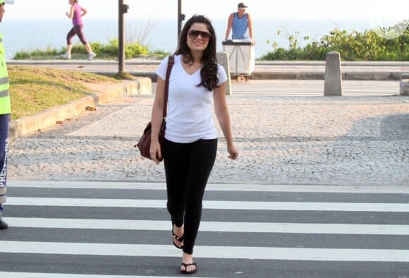 Vanessa Giácomo tenta disfarçar, após ser vista caminhando com suposto namorado (Foto: Gabriel Rangel)