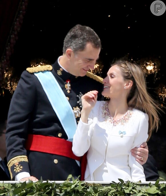 Depois do rei Juan Carlos abdicar o trono da Espanha, após 39 anos, em prol de seu filho no início deste mês, Felipe de Borbón e Letizia Ortiz são coroados como rei e rainha