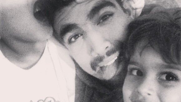 Caio Castro posta foto em família no Instagram: 'Irmão e cunhada'