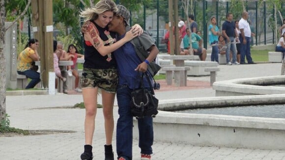 Mart'nália e Luma Costa gravam cenas trocando carinhos para 'Pé na Cova'