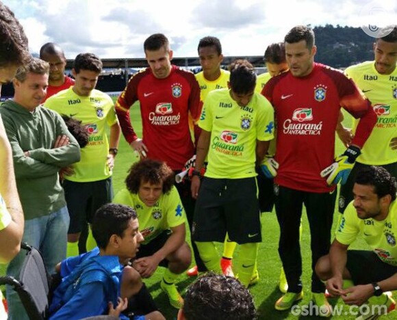 Luciano Huck, Neymar, e jogadores do Brasil conversam com o fã Leonardo Marques durante treino