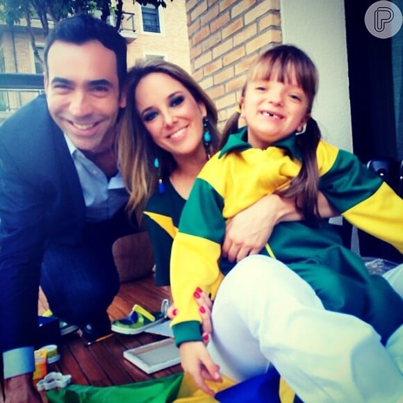 Ticiane Pinheiro assitiu a primeiro jogo do Brasil na Copa do Mundo ao lado da filha, Rafaella Justus, e de Cesar Tralli