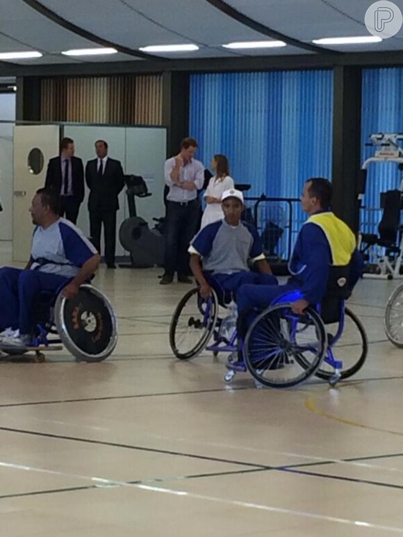 Príncipe Harry assiste a jogo de basquete com cadeirantes