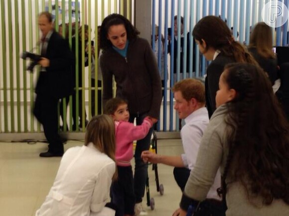 Príncipe Harry conhece criança que usa o video-game Wii para melhorar mobilidade
