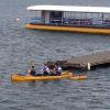 Princípe Harry faz exercício de canoagem no Lago Paranoá, em Brasília, com pacientes da Rede Sarah
