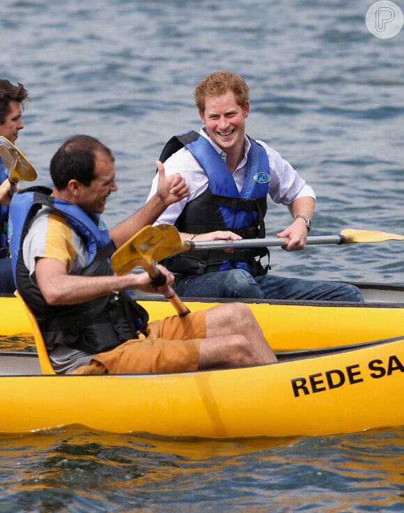 Príncipe Harry se diverte durante canoagem com pacientes da Rede Sarah, em Brasília