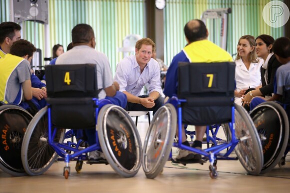 Príncipe Harry conversa com pacientes da Rede Sarah após jogo de basquete