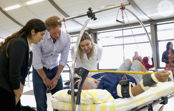 Príncipe Harry conversa com paciente da Rede Sarah durante reabilitação