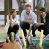 Príncipe Harry acompanha sessão de fisioterapia na piscina da Rede Sarah