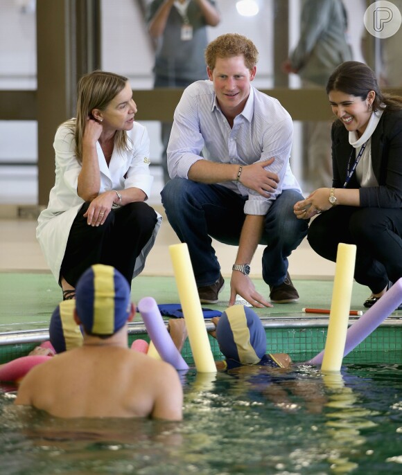Príncipe Harry acompanha sessão de fisioterapia na piscina da Rede Sarah