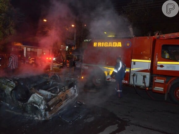 A Brigada Militar controlou o fogo ateado em um carro por vândalos após cancelamento de show de MC Guimê