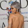 Rihanna ousou ao escolher um vestido transparente do estilista Adam Selman, para ir ao CFDA Awards, premiação nos EUA