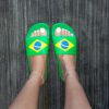Rihanna publicou uma foto em que aparece usando chinelos com a bandeira do Brasil