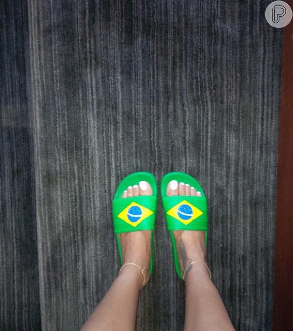 Rihanna publicou uma foto em que aparece usando chinelos com a bandeira do Brasil