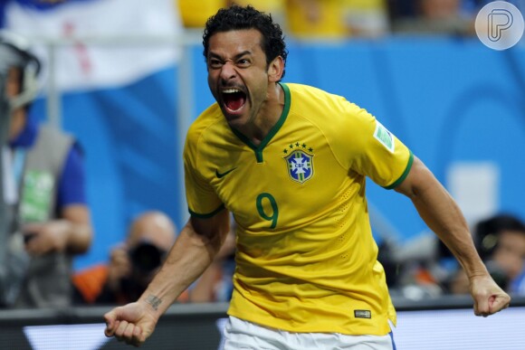 Usando bigode, Fred fez o seu primeiro gol na Copa do Mundo contra Camarões, em Brasília, em 23 de junho de 2014. 'Fiquei muito emocionada', disse Paula