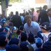 Príncipe Harry conversa com crianças durante visita