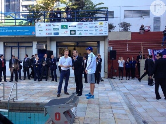 Príncipe Harry é recebido pelo campeão olímpico de natação Cesar Cielo