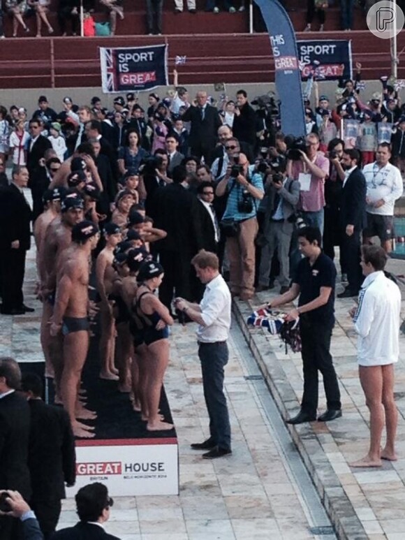 Príncipe Harry participou de cerimônia de natação no Minas Tênis Clube
