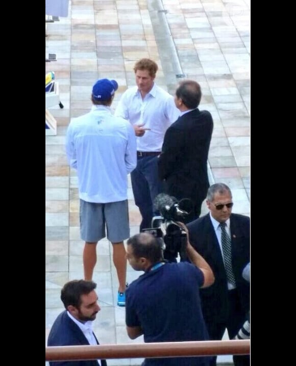 Príncipe Harry conversa com Cesar Cielo durante visita