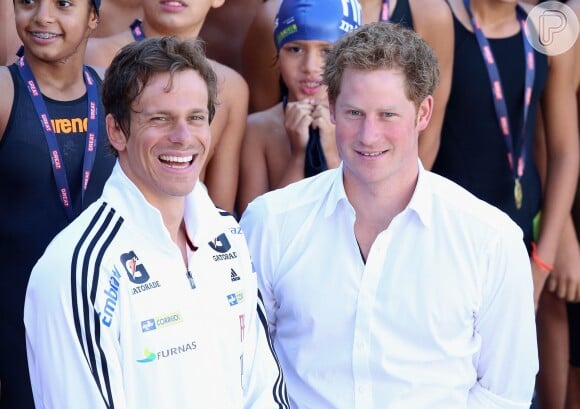 Príncipe Harry posa com Cesar Cielo durante visita ao Minas Tênis Clube