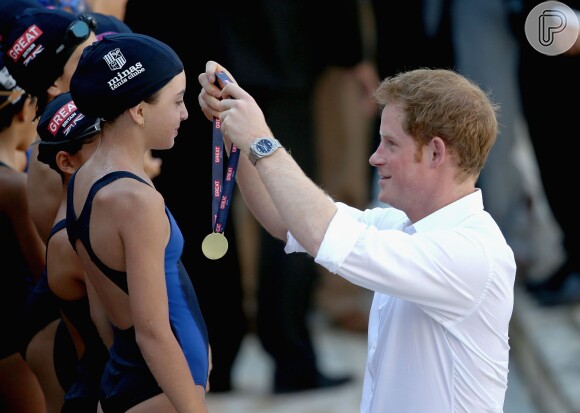 Príncipe Harry premia crianças em cerimônia de natação no Minas Tênis Clube, em 24 de junho de 2014