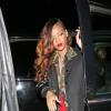 Rihanna sai do carro em direção a boate, em West Hollywood, em Los Angeles, em 3 de fevereiro de 2013
