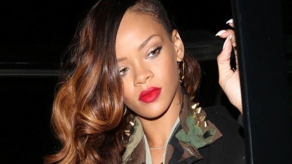 Rihanna muda visual, alonga os cabelos e vai a boate em Hollywood, nos EUA
