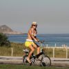 Christine Fernandes exibe boa forma na orla da praia da Barra da Tijuca, no Rio de Janeiro (24 de junho de 2014)