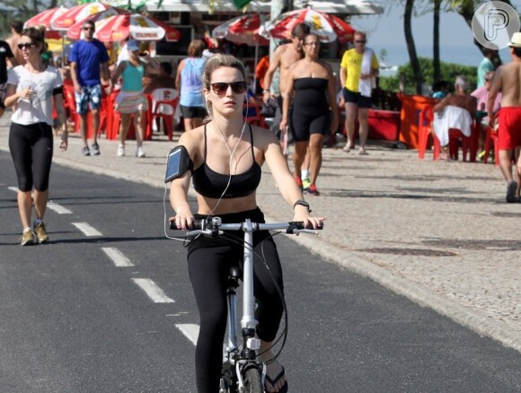 Bianca Bin pedala na orla da Barra da Tijuca, na Zona Oeste do Rio de Janeiro, em 25 de junho de 2014