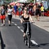 Bianca Bin pedala com a barriga de fora na orla da Barra da Tijuca, na Zona Oeste do Rio de Janeiro