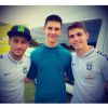 Vinícius posou com Neymar e Oscar durante a visita à Granja