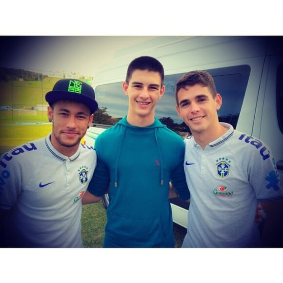Vinícius posou com Neymar e Oscar durante a visita à Granja