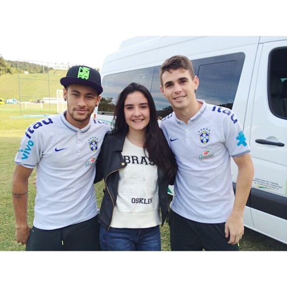 Laura Bonemer, uma das trigêmeas, posou ao lado de Neymar e Oscar. 'Muita sorte para sábado', escreveu ela