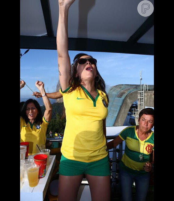 Anitta vibra com a vitória do Brasil